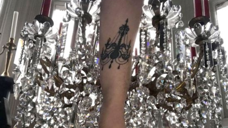 Μία 34χρονη είναι ερωτευμένη με έναν πολυέλαιο και τον έκανε τατουάζ (pics)