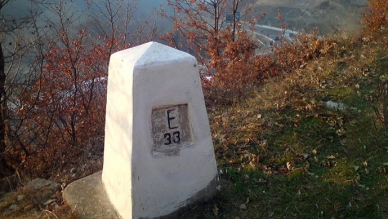 Χωρίς συνοριακή γραμμή Ελλάδα-πΓΔΜ: Άγνωστοι ξήλωσαν 105 πυραμίδες οριογραμμής