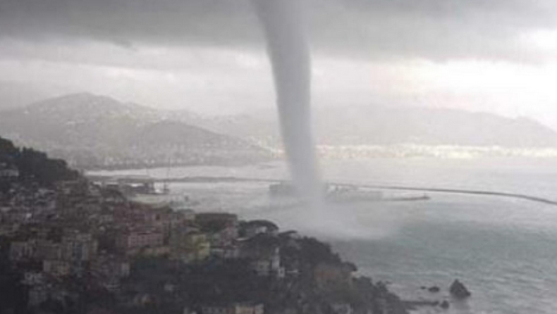 Γιγαντιαίος υδροστρόβιλος σάρωσε το λιμάνι του Σαλέρνο (pic & vid)