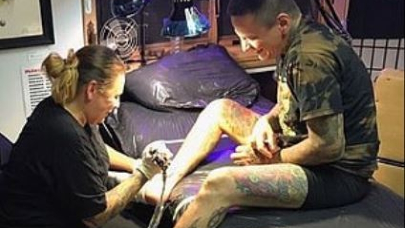 Η γυναίκα ενός τατουατζή θα βγάλει το δέρμα του άντρα της για να το κάνει κάδρο (pics)