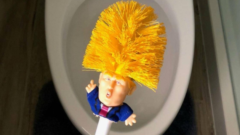 «Ας κάνουμε την τουαλέτα ξανά μεγάλη»: Το σκουπάκι τουαλέτας που εξοργίζει τον Τραμπ (pics)