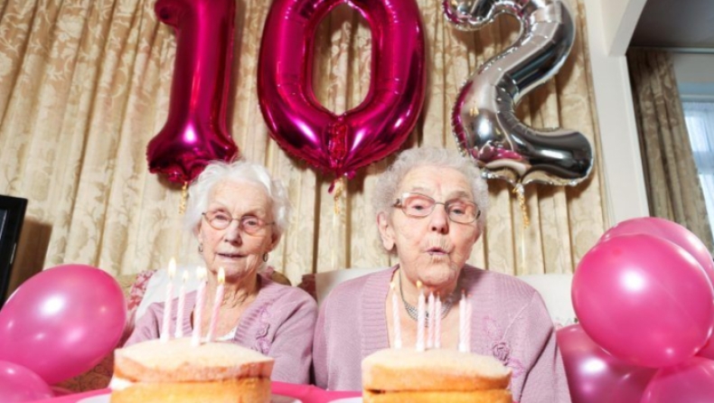 Οι γηραιότερες δίδυμες Βρετανίδες είχαν γενέθλια κι έσβησαν μαζί 204 κεράκια (vid)