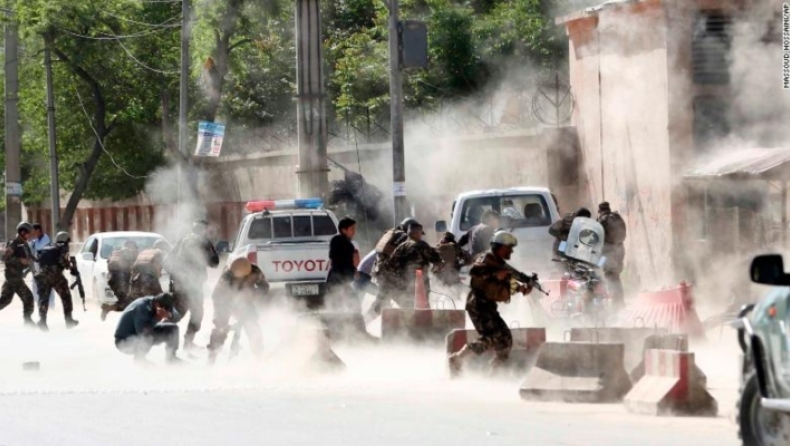 Μακελειό στο Αφγανιστάν: 43 νεκροί από επιθέσεις σε κυβερνητικά κτίρια
