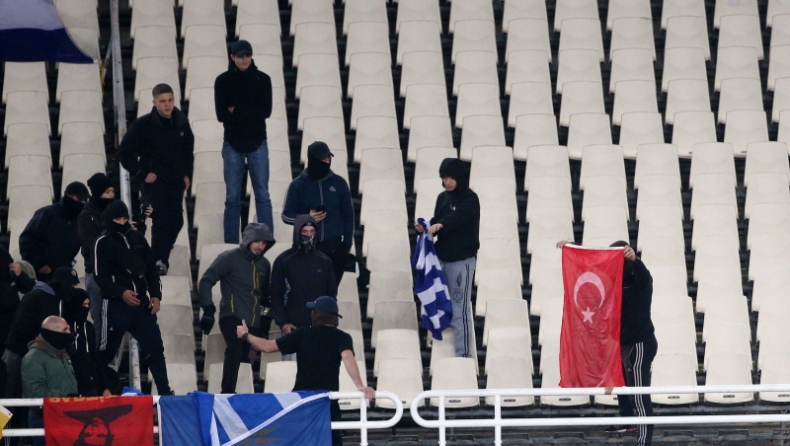 Δύο κλειστές Θύρες στην Εθνική για τα ναζιστικά πανό!