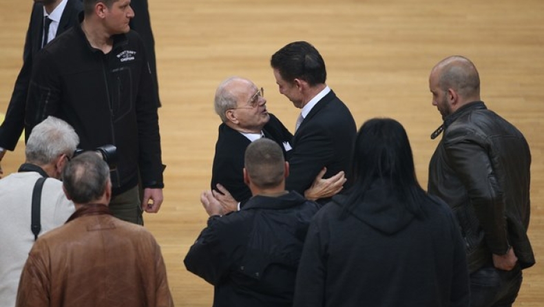 H συγκλονιστική αγκαλιά του Θανάση Γιαννακόπουλου με τον Πιτίνο! (pics)