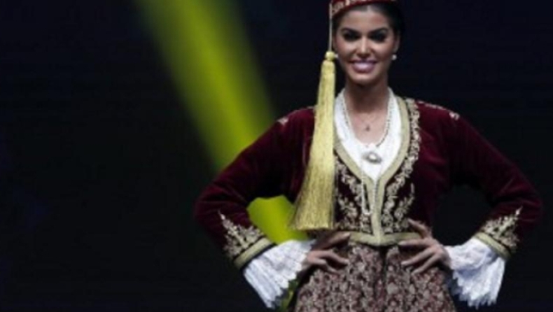 Η φωτογραφία που θέλει να... ξεχάσει η Ιωάννα Μπέλλα και η παραδοσιακή στολή στα Miss Universe (vid)