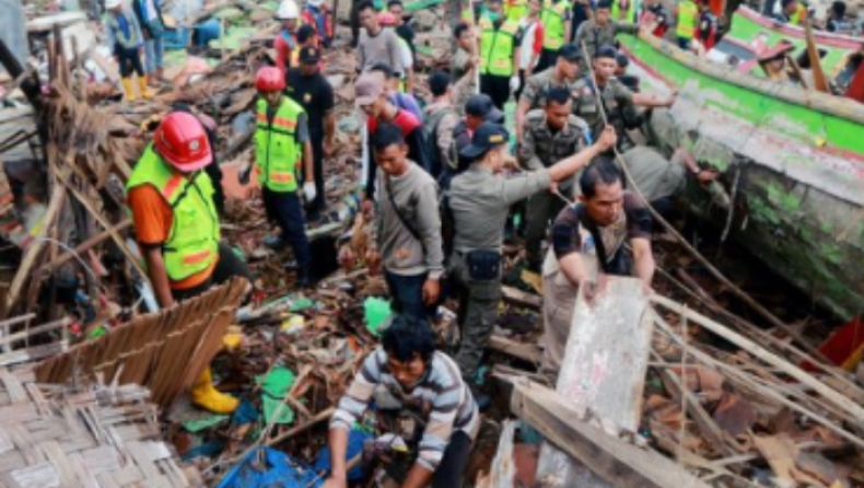 Μειώθηκε, λόγω διπλοεγγραφών, ο επίσημος απολογισμός των νεκρών από το τσουνάμι στην Ινδονησία