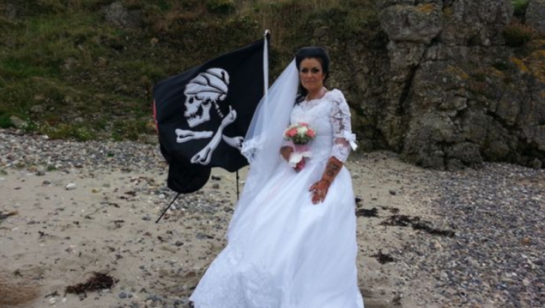 Γυναίκα που υποστηρίζει ότι είναι παντρεμένη με φάντασμα πειρατή κατέθεσε επίσημη αίτηση διαζυγίου (pics & vids)