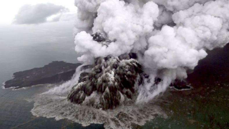 Ένα κομμάτι που αποκολλήθηκε από το ηφαίστειο Κρακατόα προκάλεσε το πολύνεκρο τσουνάμι