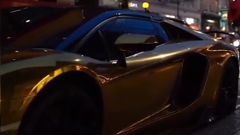 Έβγαλε βόλτα την... χρυσή Lamborghini ο Ομπαμεγιάνγκ! (vid)