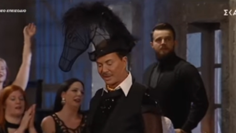 Ο Λάκης Γαβαλάς χόρεψε ζεϊμπέκικο αλλά τo καπέλο-άλογο έκλεψε την παράσταση (pic & vid)