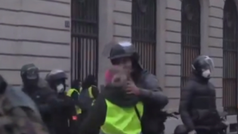 «Κίτρινα Γιλέκα»: Οπλισμένος αστυνομικός κάνει «ανακωχή» για να χαιρετήσει γνωστή του διαδηλώτρια (vid)