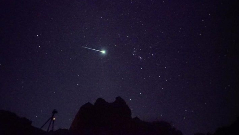 Η εκπληκτική στιγμή που ένας μετεωρίτης φωτίζει τον βραδινό ουρανό (vid)