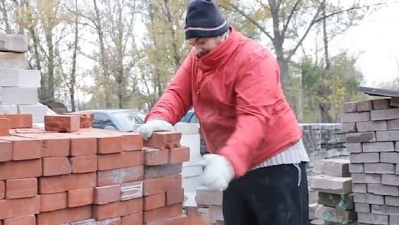 Ούτε ο Superman: Υπεράνθρωπος σπάει τούβλα στην μέση με τα χέρια του (vid)