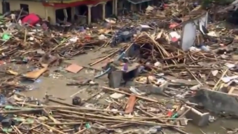 Ινδονησία: Τοπίο απόλυτης καταστροφής άφησε πίσω το φονικό τσουνάμι (vid)