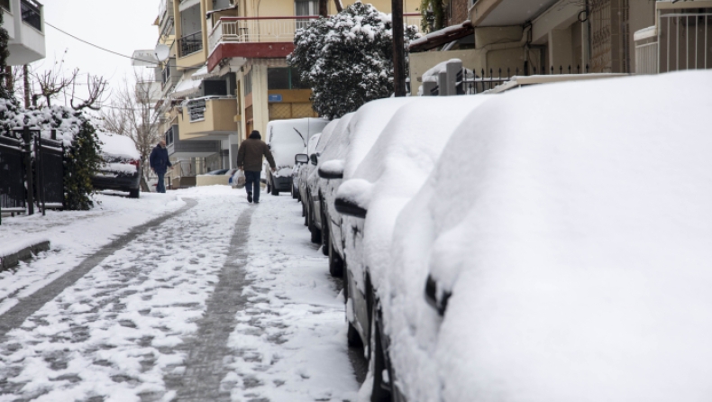 Τη Δευτέρα χιόνια στο κέντρο της Αθήνας, χαμηλές θερμοκρασίες και ταλαιπωρία έφερε η «Σοφία» (vids)