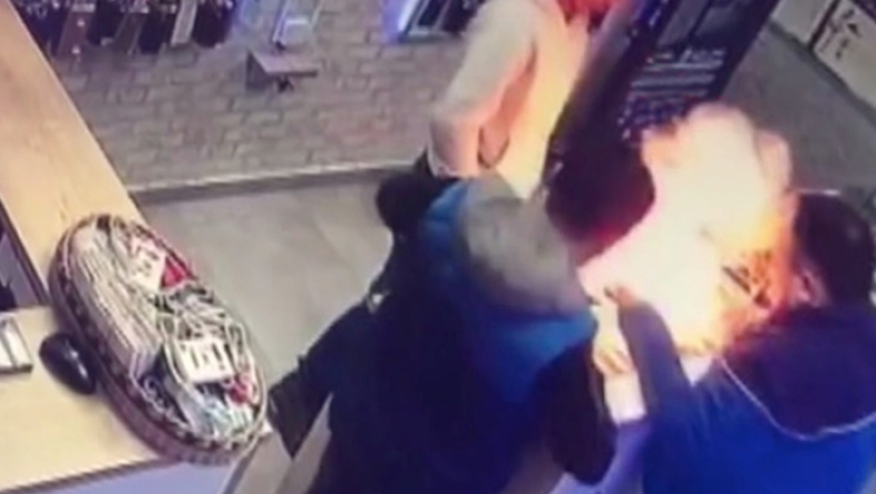 H στιγμή που ένα κινητό τυλίγεται στις φλόγες στα χέρια υπαλλήλου (vid)