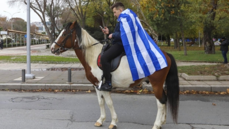 Διαδηλωτής ήθελε να φτάσει στο Σύνταγμα καβάλα στο άλογό του