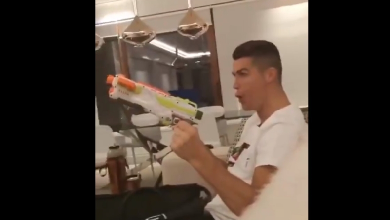 Ο Κριστιάνο κλείνει την τηλεόραση με... παιδικό όπλο που πετάει βελάκια! (vid)