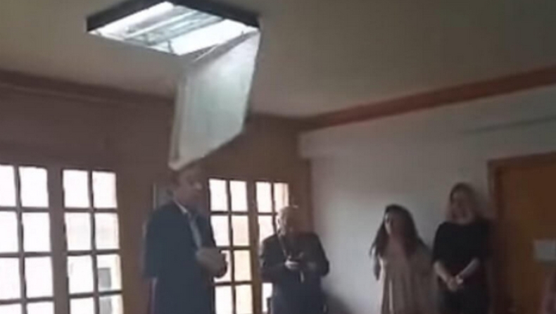 Φωτιστικό έπεσε στο κεφάλι του δημάρχου Ιωαννίνων κατά τη διάρκειας ομιλίας του (vid)