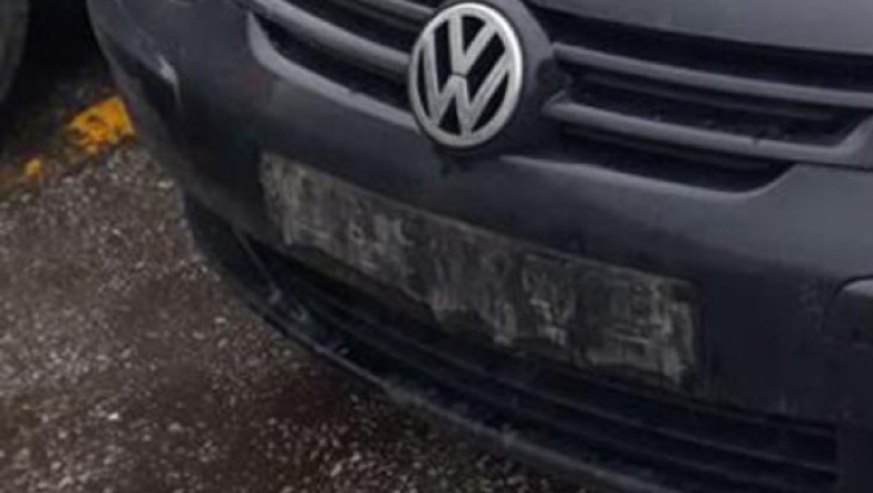 Μαθητές ξήλωσαν πινακίδα με διακριτικά «Μακεδονία» και πέταξαν αυγά στο αυτοκίνητο (pics)