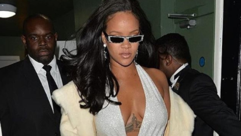 H Rihanna έκανε... ποδαρικό με το πιο βαθύ ντεκολτέ (pics)