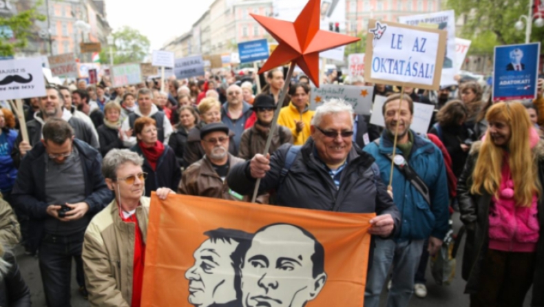 Χιλιάδες Ούγγροι φώναξαν «Φτάνει πια» στην κυβέρνηση Όρμπαν