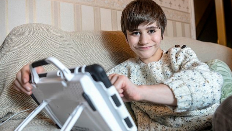 10χρονος ζει με το ένα του νεφρό να βρίσκεται στο πόδι του (pics & vid)