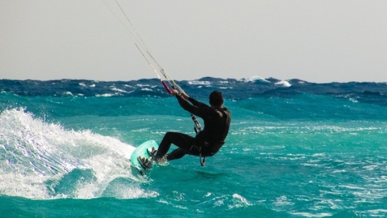 Κite surfer έκανε άλμα 200 μέτρων κι έγραψε ιστορία (vid)