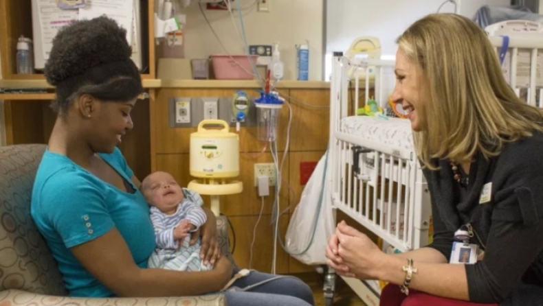 Εθελοντές προσφέρουν μια στοργική αγκαλιά σε εγκαταλελειμμένα βρέφη και παιδιά τοξικομανών (vids)