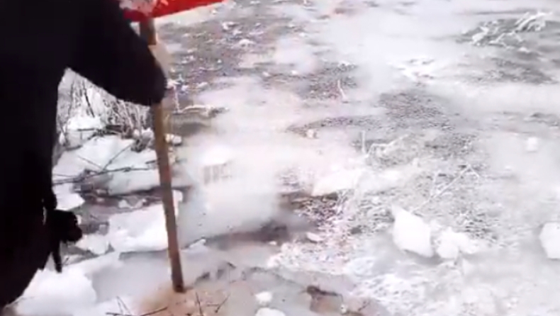Στο Νευροκόπι χρειάστηκε να σπάσουν τον πάγο για να βουτήξουν για τον σταυρό (vids)