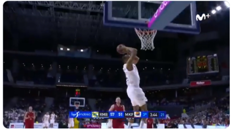 Ράντολφ: Εκπληκτικό κάρφωμα 360 μοιρών! (vid)