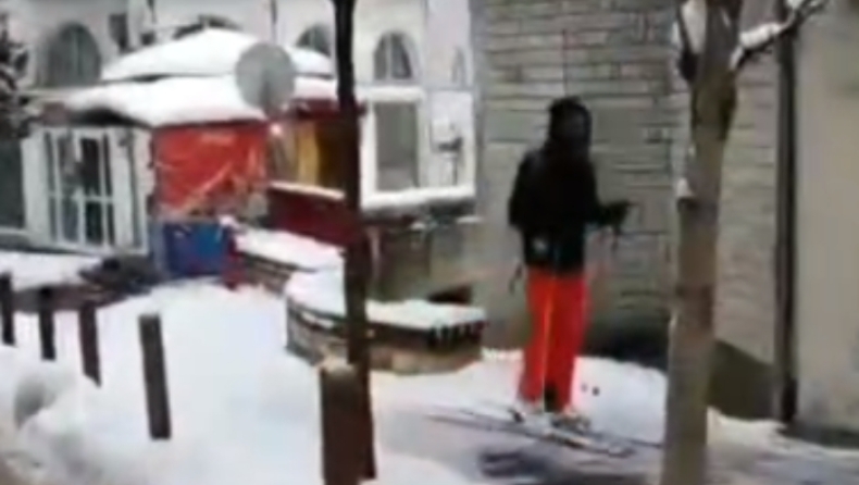 Φόρεσε πέδιλα του σκι και κατέβηκε για τις δουλειές του στο κέντρο του Καρπενησίου (vid)