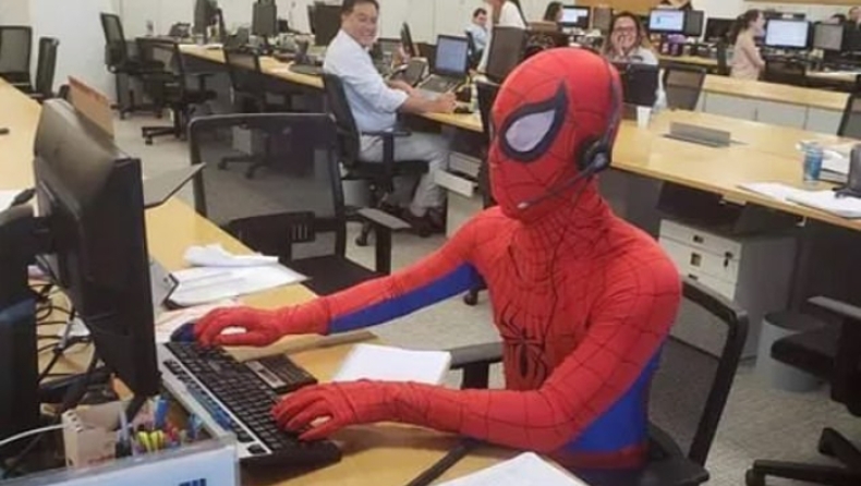 Τραπεζίτης παραιτήθηκε και πήγε στη δουλειά ντυμένος... Spiderman (pics & vid)