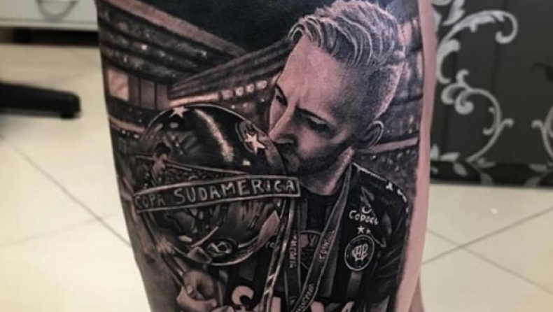 Τρελός οπαδός έκανε τατουάζ ποδοσφαιριστή της Ατλέτικο Παρανανένσε με την κούπα!