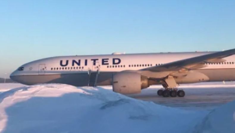 Επιβάτες έμειναν 13 ώρες μέσα σε αεροπλάνο εξαιτίας του χιονιά