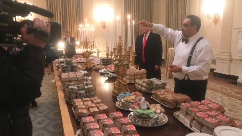 Ο Τραμπ υποδέχτηκε τους πρωταθλητές στο κολεγιακό Football με... fast food! (vid)