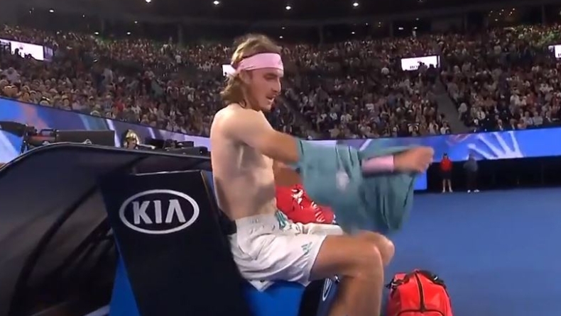 Φόρεσε ανάποδα τη φανέλα ο Τσιτσιπάς! (vid)