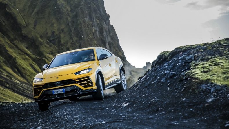 H Lamborghini Urus φτάνει το Audi R8 V10 Plus στις στροφές!
