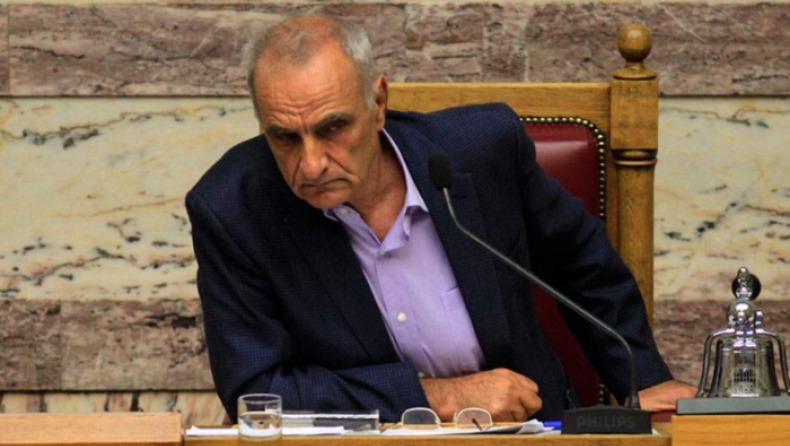 «Τώρα θα μας γα%$σουν»: Γρίφος με τον βουλευτή που έβρισε μέσα στην Βουλή (vid)