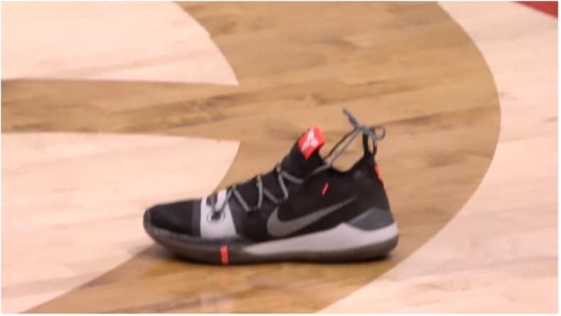 Φορμπς: Του βγήκε το παπούτσι και έχασε το lay-up! (vid)