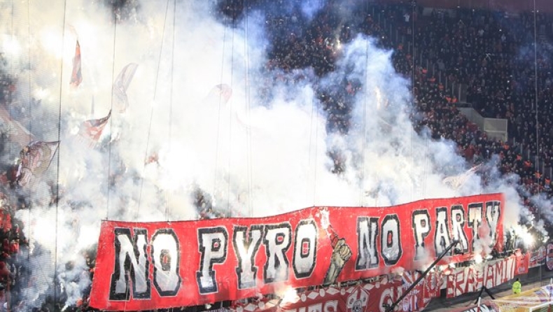 Πάρτι... με καπνογόνα οι οπαδοί του Ολυμπιακού! (pics)