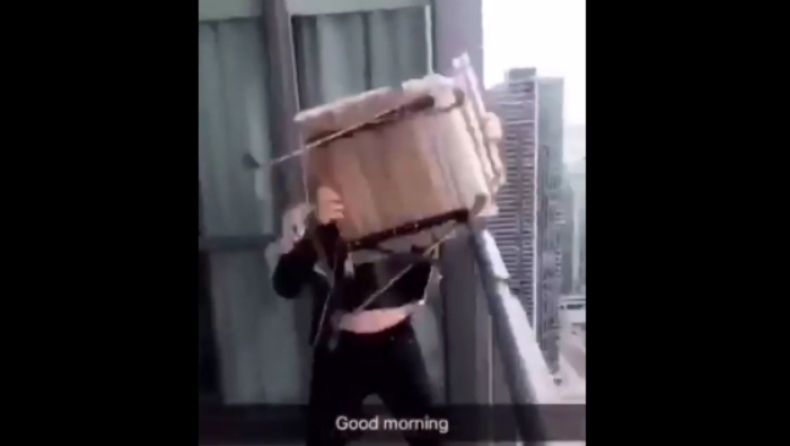 Κοπέλα πετάει καρέκλα από πολυόροφο κτίριο σε αυτοκινητόδρομο στο Τορόντο (vid)
