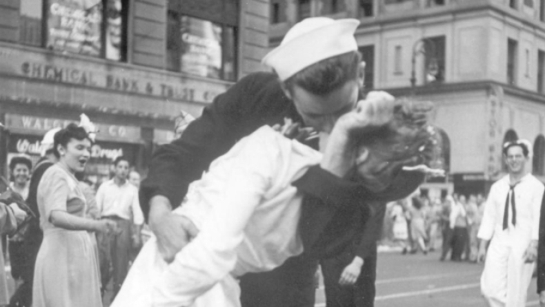 Πέθανε στα 95 του χρόνια ο ναύτης της εμβληματικής φωτογραφίας από τη λήξη του Β' Παγκοσμίου Πολέμου (pics)