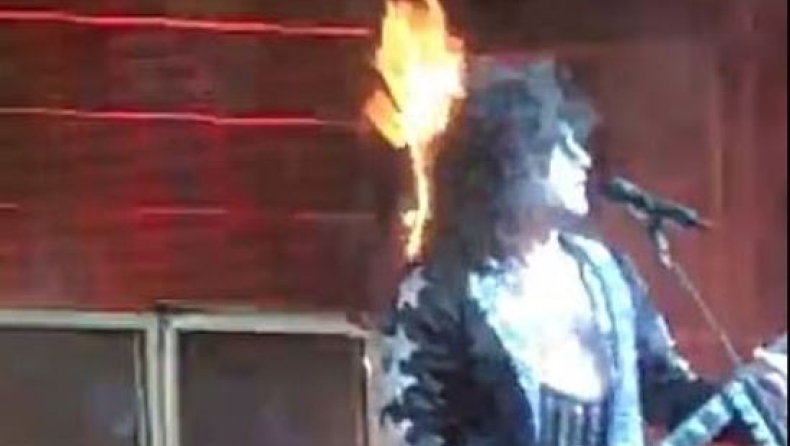 Τα πυροτεχνήματα έβαλαν φωτιά στα μαλλιά ενός τραγουδιστή, αλλά εκείνος συνέχιζε να παίζει (vid)