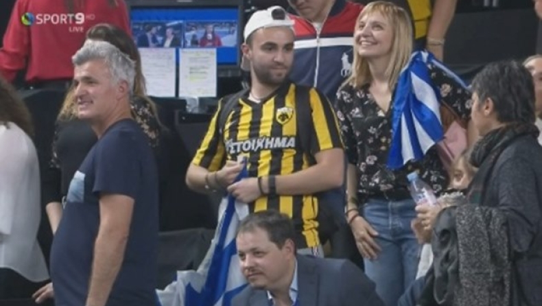 Με φανέλα της ΑΕΚ στον ημιτελικό του Τσιτσιπά!