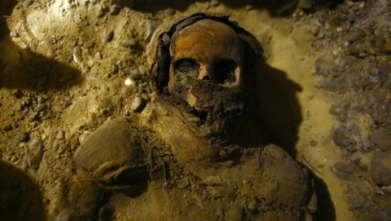 Αρχαιολόγοι έφεραν στο φως 50 μούμιες ηλικίας 2.000 ετών στην Αίγυπτο (pics)