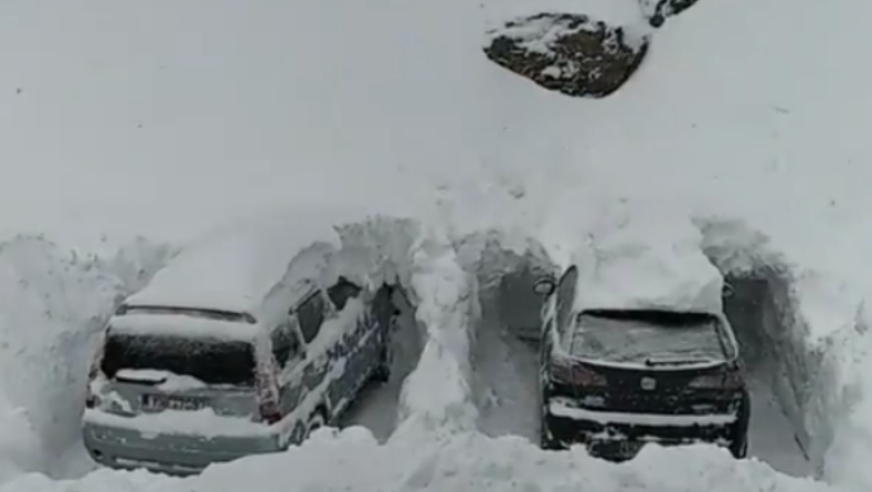 Στο Πήλιο τα αυτοκίνητα θάφτηκαν κάτω από το χιόνι (vid)