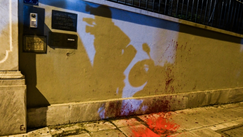 Η στιγμή από την επίθεση του Ρουβίκωνα στην ιταλική πρεσβεία: 14 προσαγωγές (pics & vid)