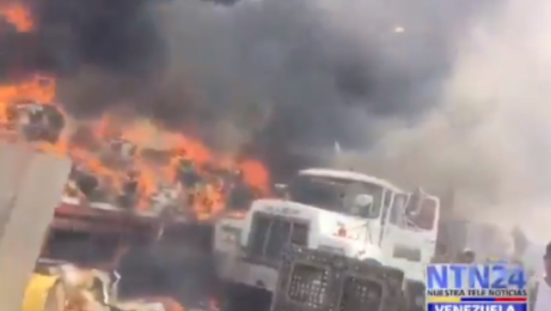 Βενεζουέλα: Φορτηγό με ανθρωπιστική βοήθεια στις φλόγες (vids)